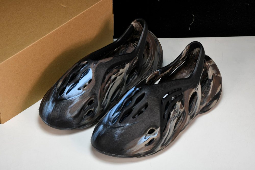Yzy Foam RNNR 'MX Cinder' - Image 17