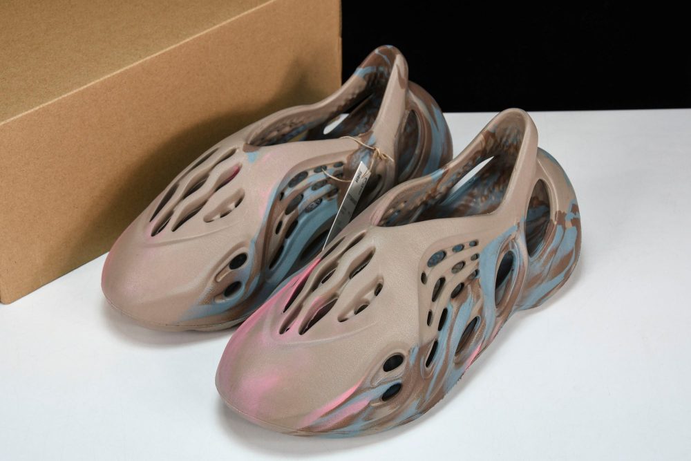 Yzy Foam RNNR 'MX Sand Grey' - Image 15