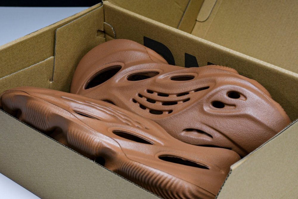 Yzy Foam RNNR 'Clay Red' - Image 17