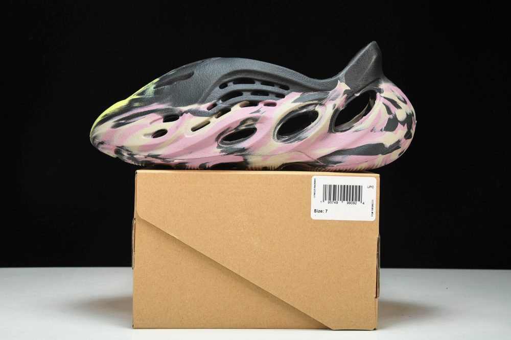 Yzy Foam RNNR 'MX Carbon' - Image 22