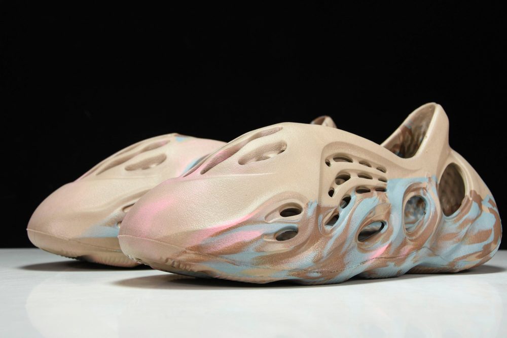 Yzy Foam RNNR 'MX Sand Grey' - Image 2