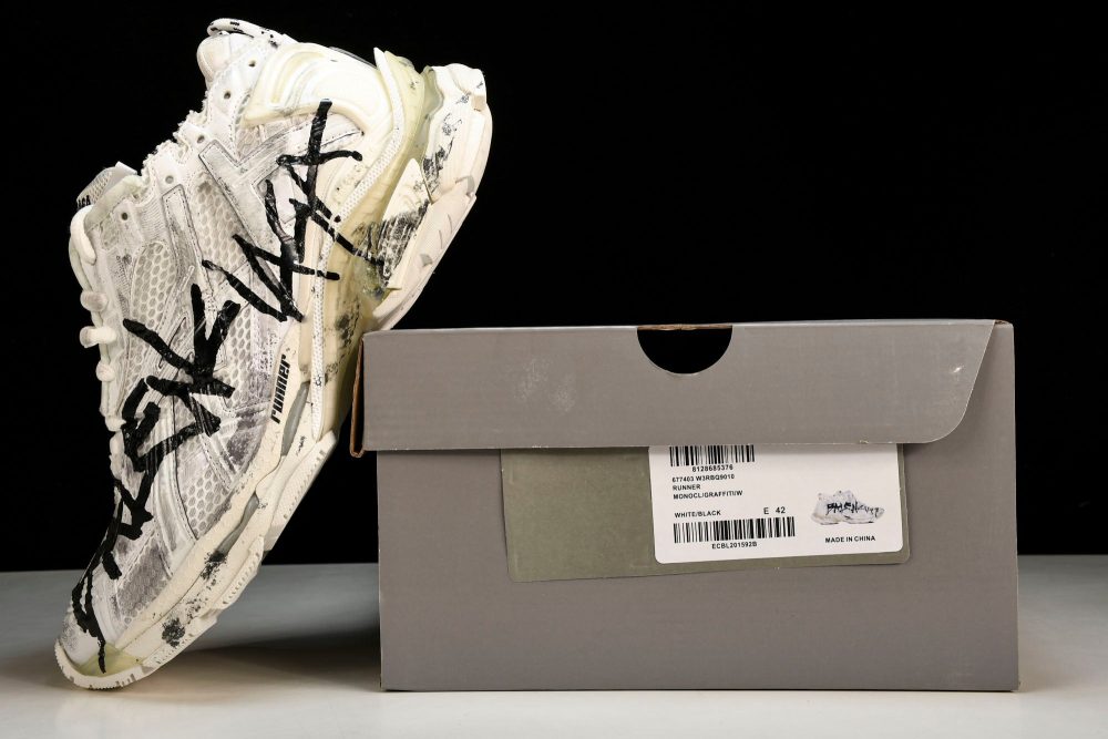 Runner 'White Graffiti' - Image 27