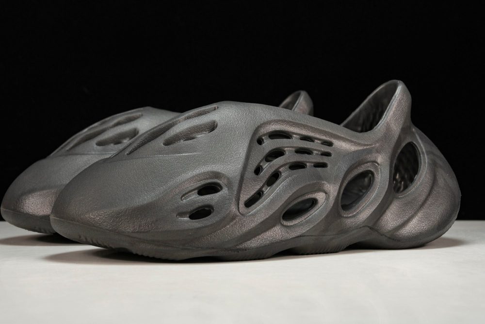 Yzy Foam RNNR 'Onyx' - Image 2