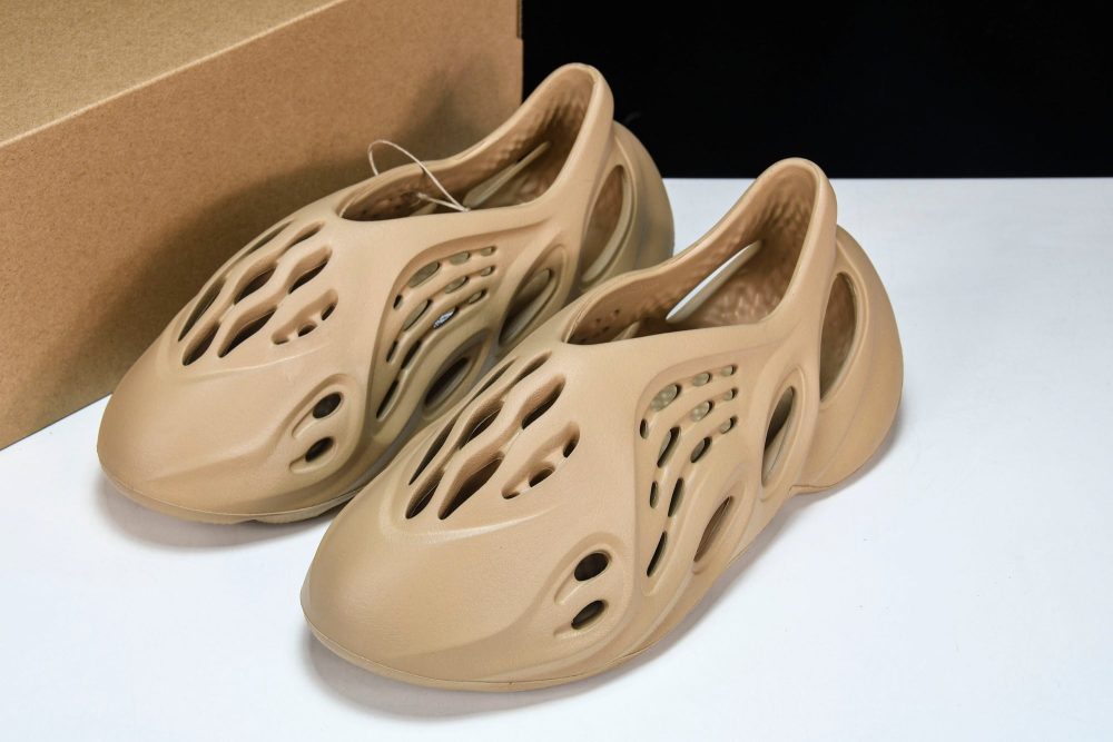 Yzy Foam RNNR 'Ochre' - Image 17