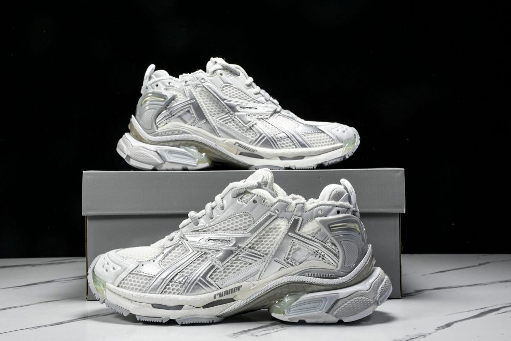 Runner 'White Silver Grey' - Image 24