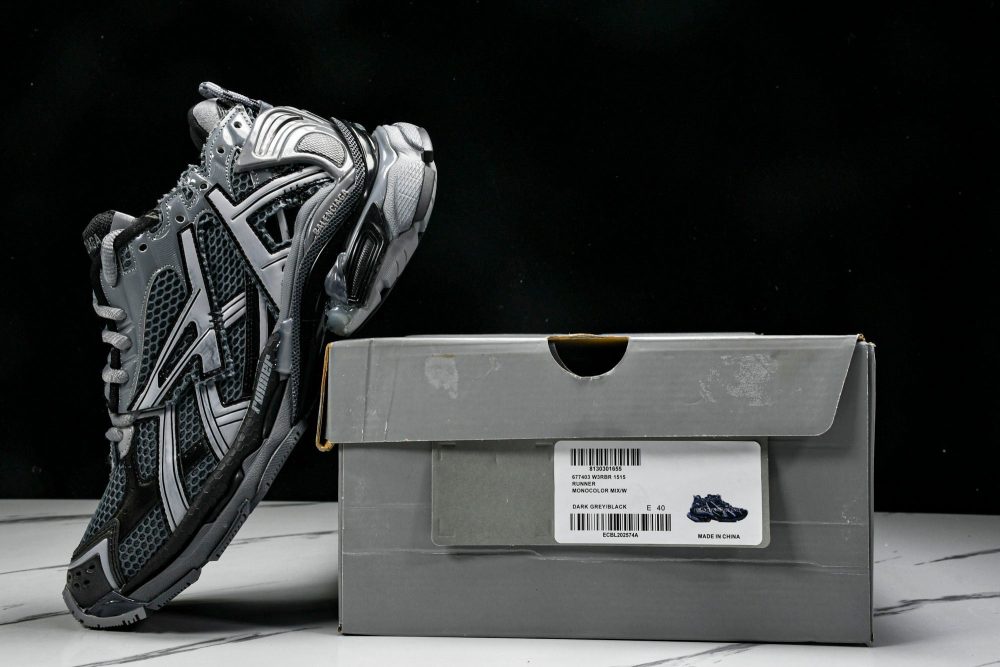Runner 'Dark Grey Black' - Image 26