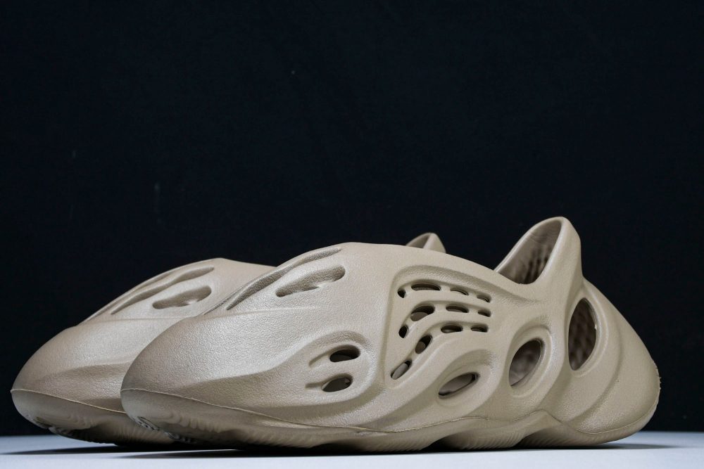 Yzy Foam RNNR 'Mist' - Image 2