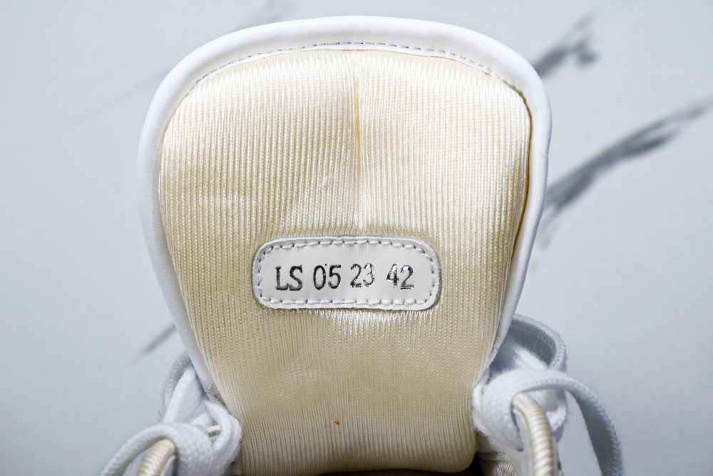 D1or B27 Low Oblique 'White Cream' - Image 10