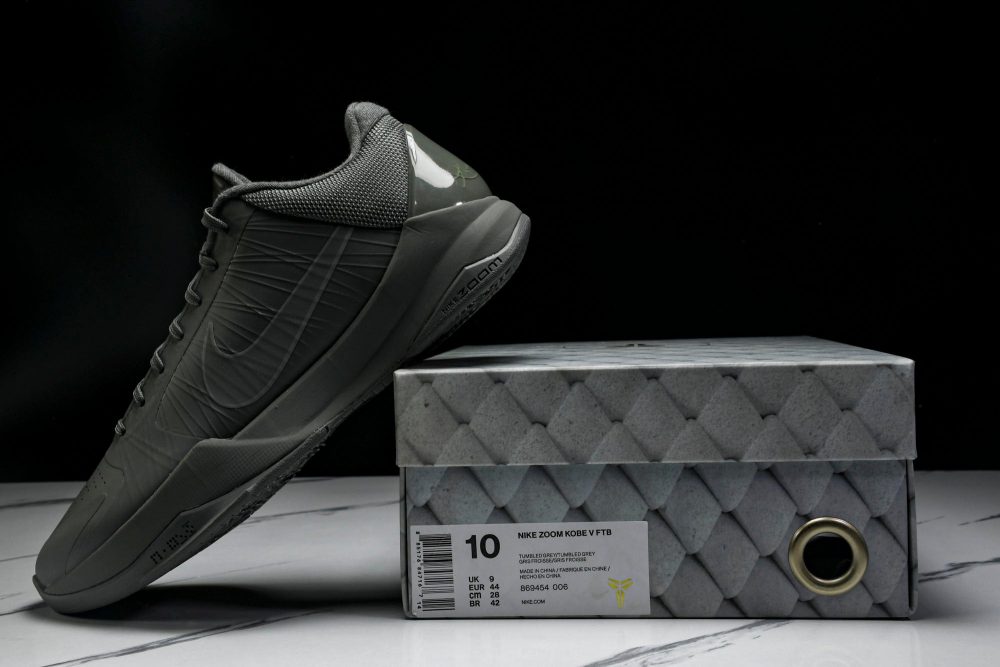 Kobe 5 'Fade to Black' - Image 20