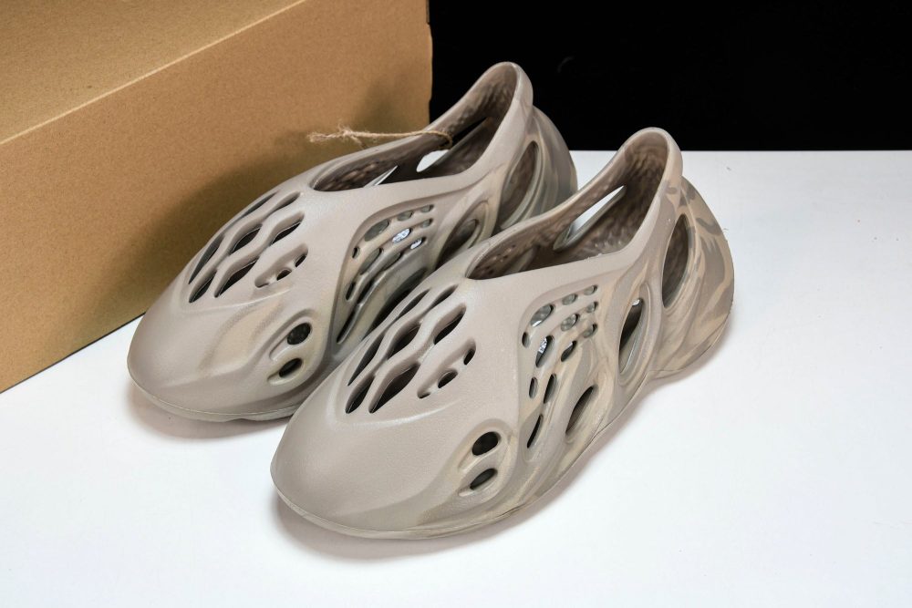 Yzy Foam RNNR 'Stone Sage' - Image 16