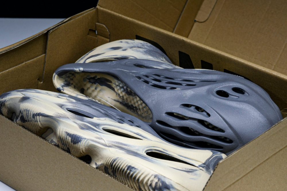 Yzy Foam RNNR 'MX Moon Grey' - Image 17