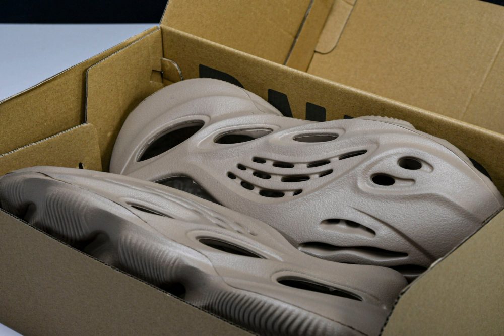 Yzy Foam RNNR 'Mist' - Image 17