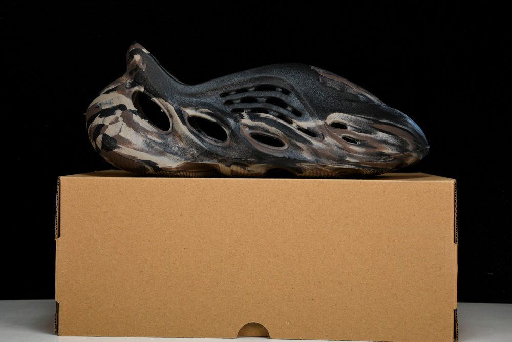 Yzy Foam RNNR 'MX Cinder' - Image 21