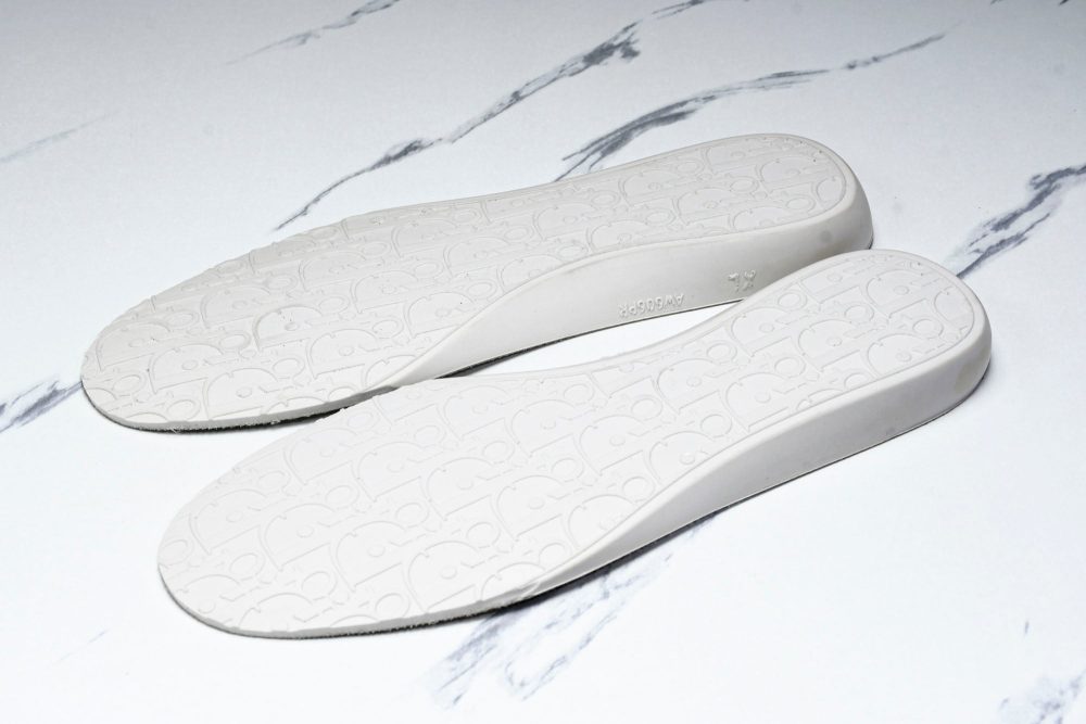 D1or B33 Gravity Leather 'Oblique Triple Beige' - Image 16