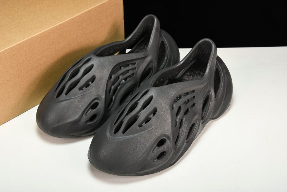 Yzy Foam RNNR 'Onyx' - Image 15