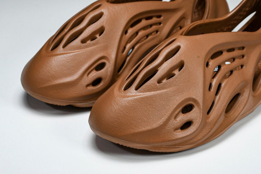 Yzy Foam RNNR 'Clay Red' - Image 13