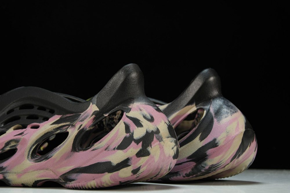 Yzy Foam RNNR 'MX Carbon' - Image 8