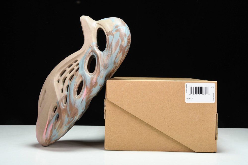 Yzy Foam RNNR 'MX Sand Grey' - Image 18