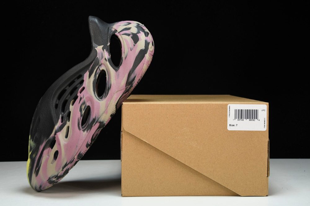 Yzy Foam RNNR 'MX Carbon' - Image 21