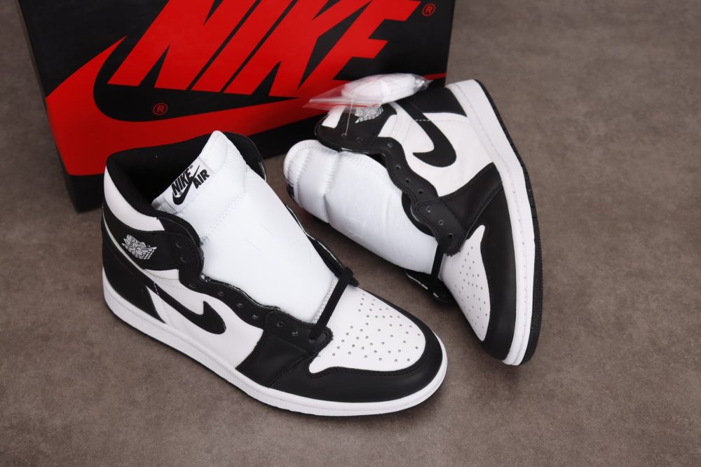 AJ1 Retro High Black White (2014) - Image 10