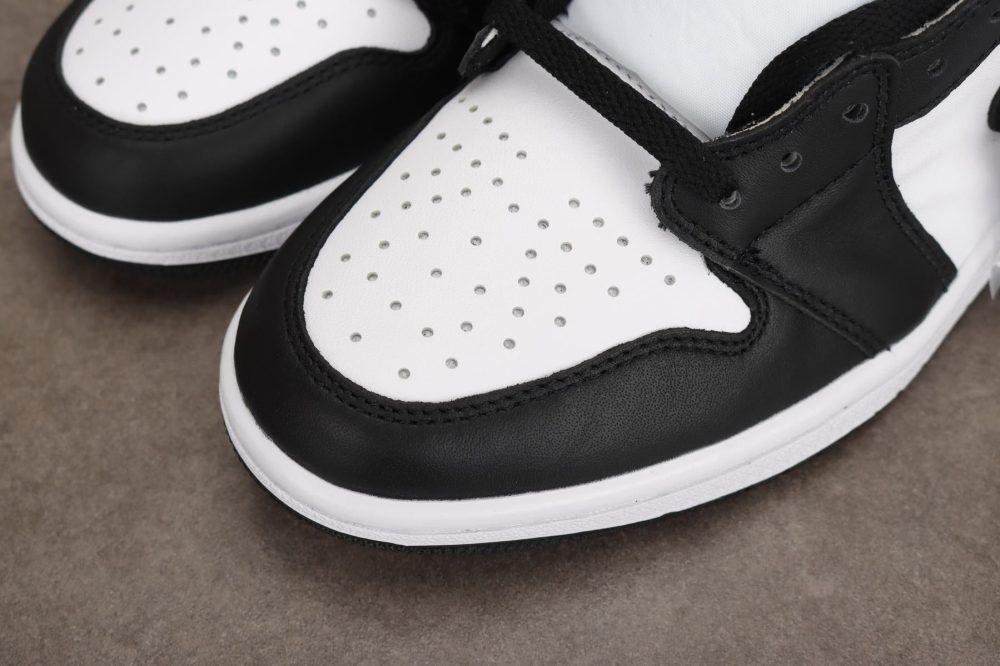 AJ1 Retro High Black White (2014) - Image 11