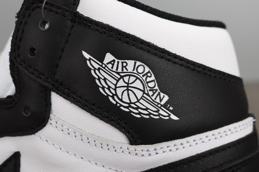 AJ1 Retro High Black White (2014) - Image 12