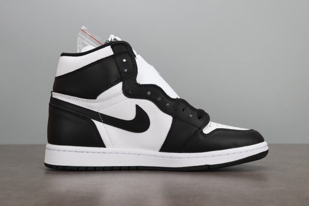 AJ1 Retro High Black White (2014) - Image 2