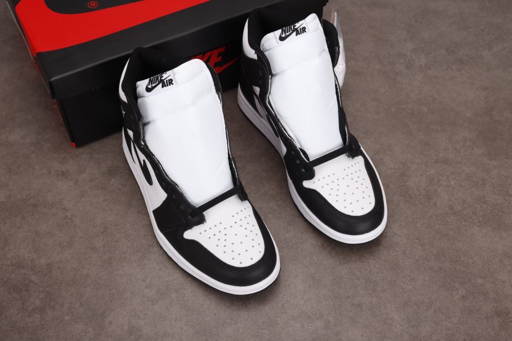 AJ1 Retro High Black White (2014) - Image 9