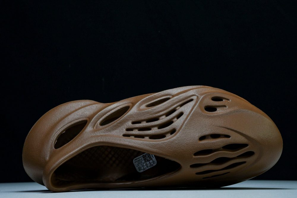Yzy Foam RNNR 'Clay Red' - Image 4