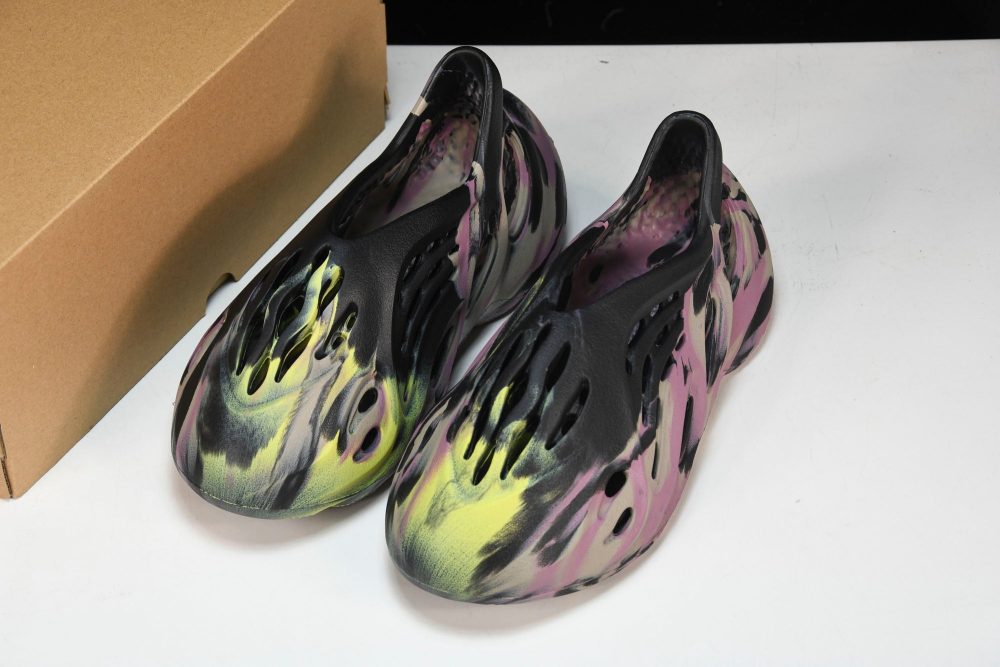 Yzy Foam RNNR 'MX Carbon' - Image 16