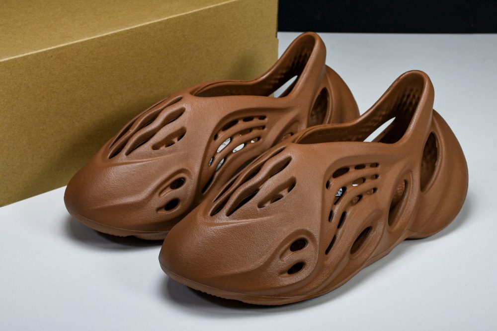 Yzy Foam RNNR 'Clay Red' - Image 16