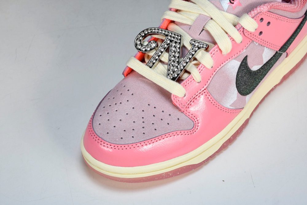 SB Dnk Low LX 'Barbie' - Image 8