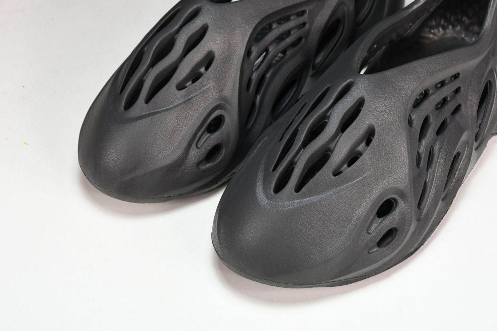 Yzy Foam RNNR 'Onyx' - Image 13