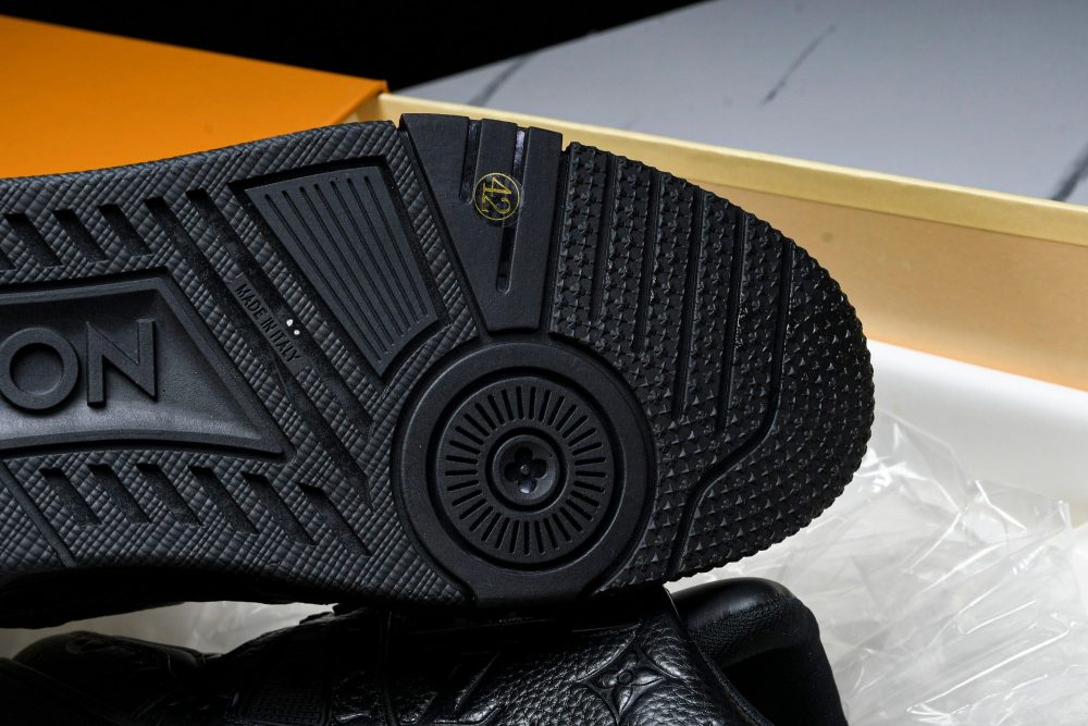 Louis Vuittоп Trainer Low 'Black Embossed Signature' - Image 25