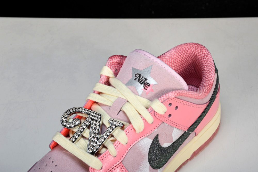 SB Dnk Low LX 'Barbie' - Image 9