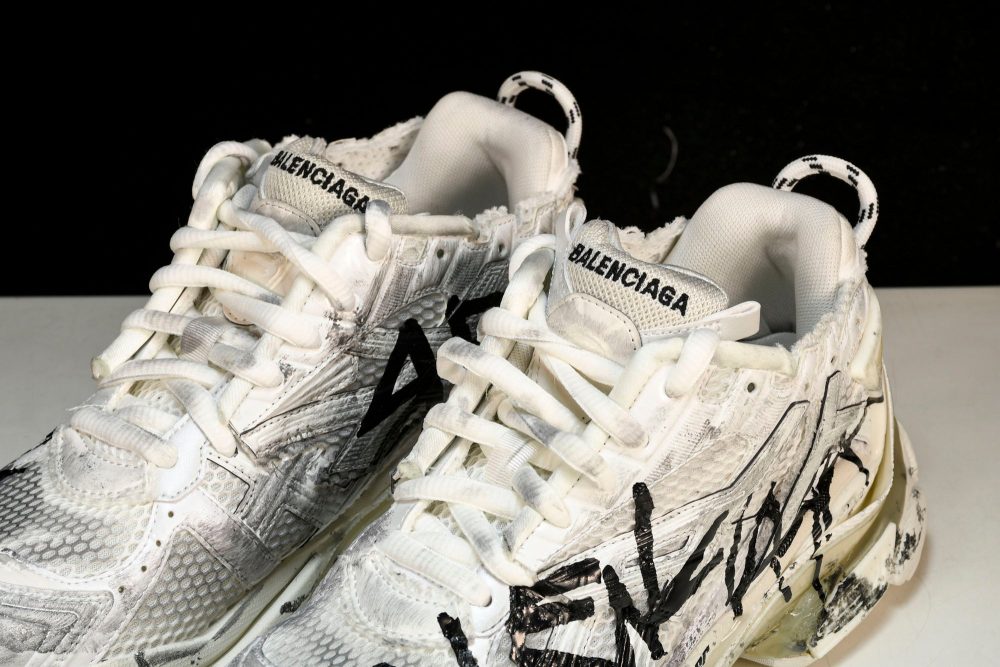 Runner 'White Graffiti' - Image 22