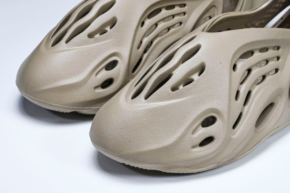 Yzy Foam RNNR 'Mist' - Image 13