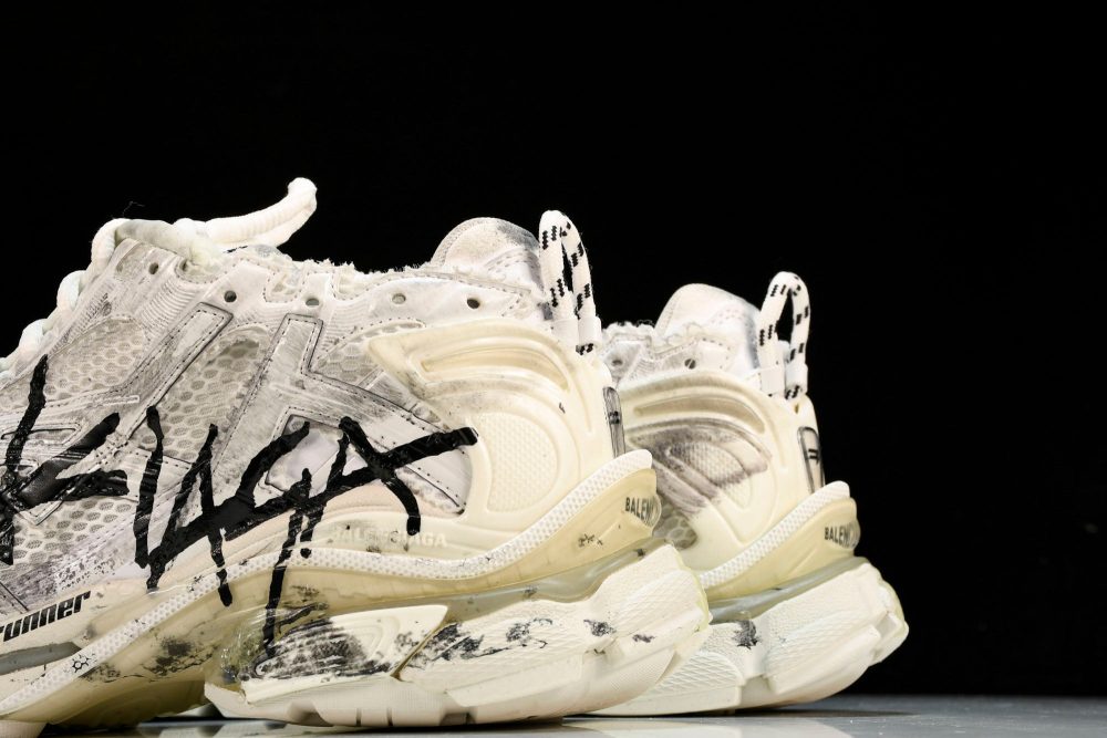 Runner 'White Graffiti' - Image 8