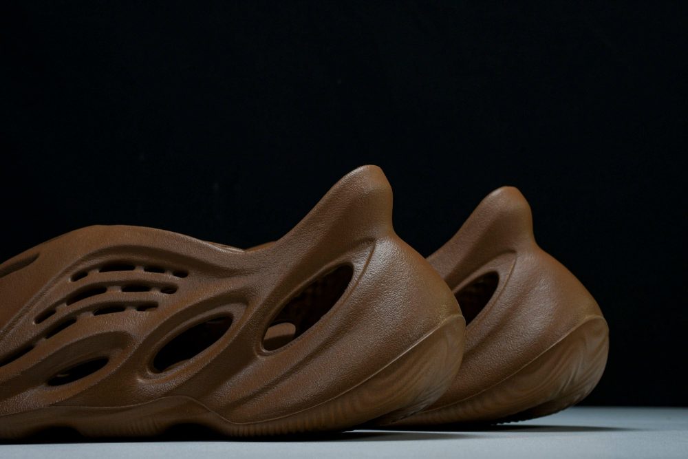 Yzy Foam RNNR 'Clay Red' - Image 8