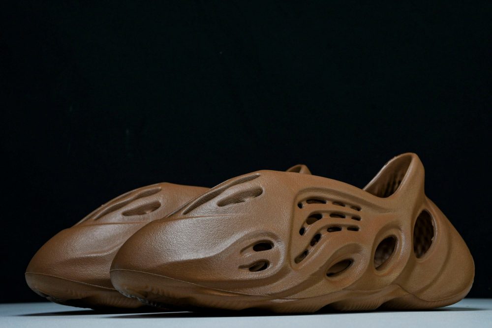 Yzy Foam RNNR 'Clay Red' - Image 2