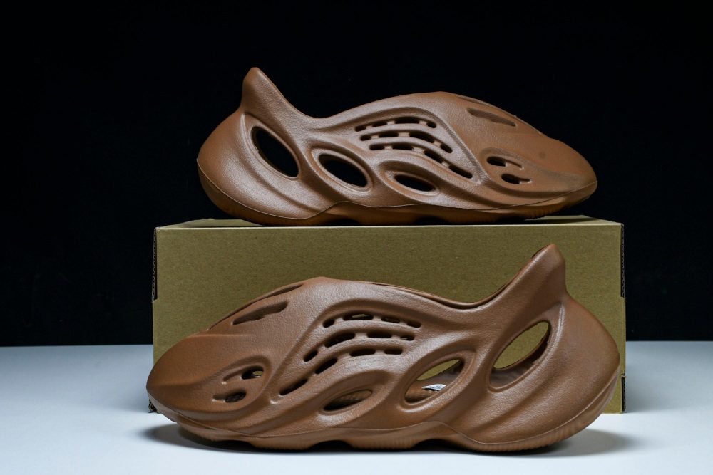 Yzy Foam RNNR 'Clay Red' - Image 18