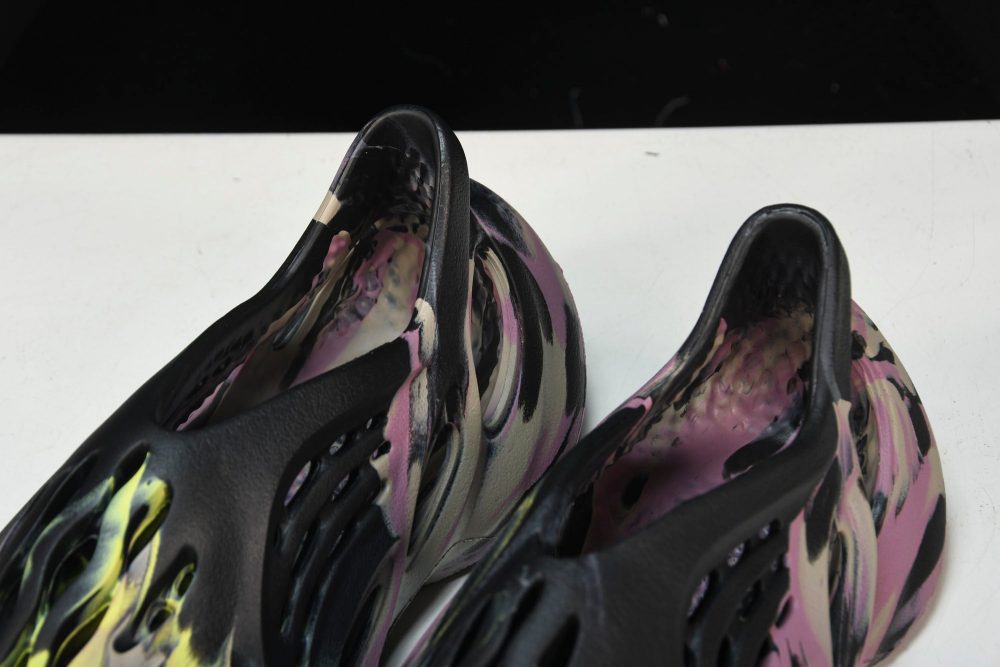Yzy Foam RNNR 'MX Carbon' - Image 15
