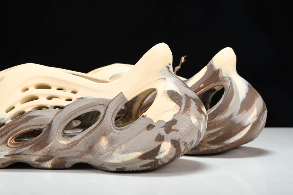 Yzy Foam RNNR 'MX Cream Clay' - Image 8