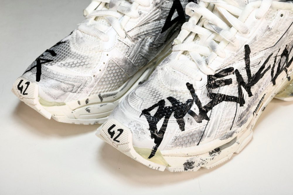Runner 'White Graffiti' - Image 21