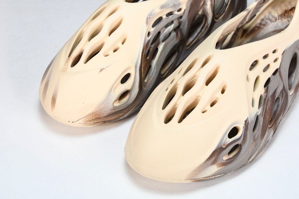Yzy Foam RNNR 'MX Cream Clay' - Image 18