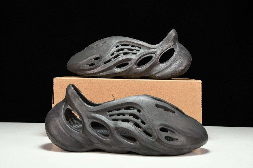 Yzy Foam RNNR 'Onyx' - Image 18