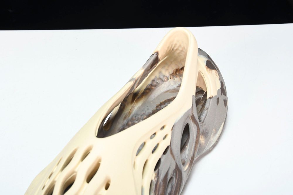 Yzy Foam RNNR 'MX Cream Clay' - Image 14