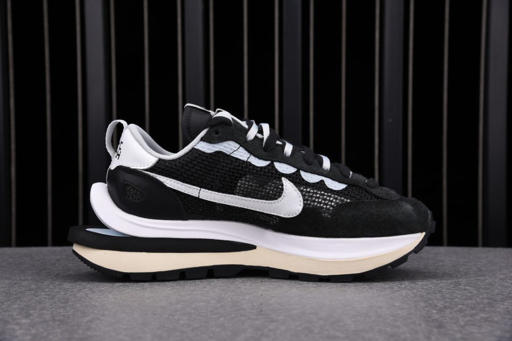 Sacai VaporWaffle Black White - Image 3
