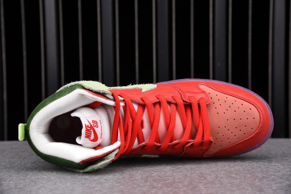 SB Dnk High "Strawberry Cough" - Image 3